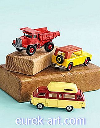 Mașini de jucărie sub formă de turn