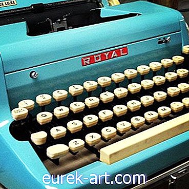 Blší trh Haul: Colleen's Tyrkysový písací stroj