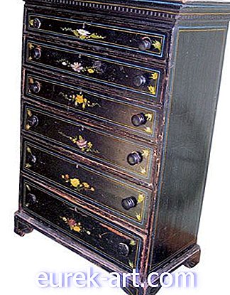 Flower-Detailed Wooden Chest: Co to jest?  Co to jest warte?