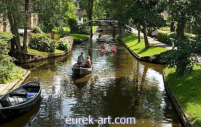 거리에는 물이 만들어져있는 네덜란드에는 마법의 작은 마을이 있습니다.
