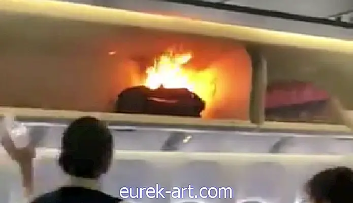 maalaiselämä - Pelottava video näyttää lentokoneen matkustajan pussin, joka syttyy tulessa yläosaan