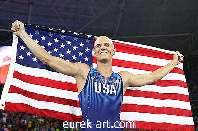 Den här olympiska polen Vaulter stoppade mid-run eftersom USA: s nationalsång kom på