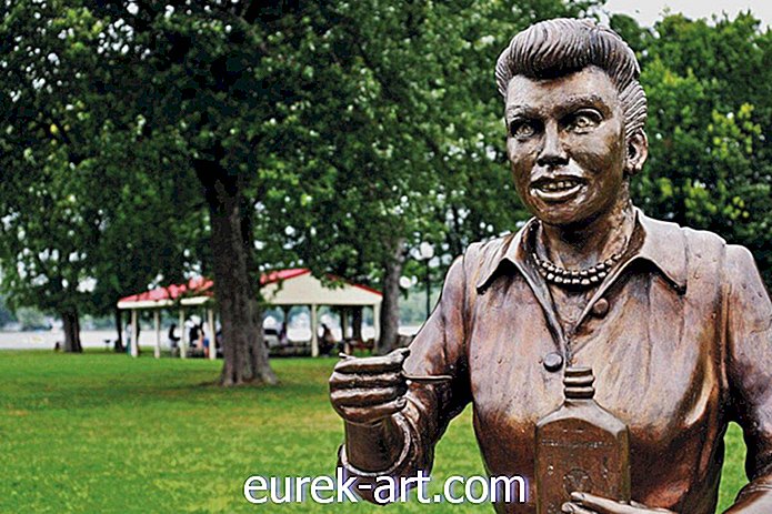De woonplaats van Lucille Ball heeft eindelijk het standbeeld 'Scary Lucy' vervangen