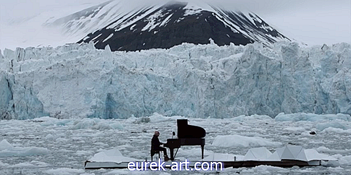 Ingenting är så spöklik vackert som den här italienska pianisten som flyter genom Arktis