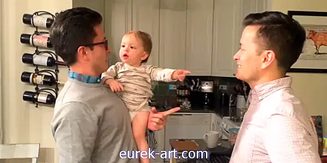 Ovaj videozapis bebe zbunjen blizancem njegovog oca najdraža je stvar ikad