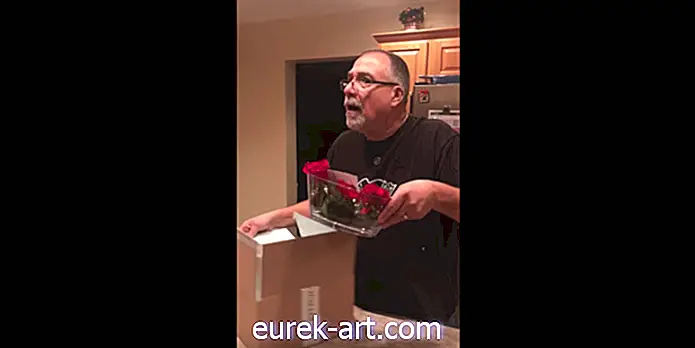 Гледайте този съпруг да избухне в сълзи, когато съпругата му го изненада с последния коледен подарък