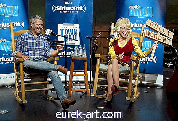 돌리 파튼 (Dolly Parton)과 그녀의 남편은 RV에서 뛰어 다니고 데이트 야간에 타코 벨 (Taco Bell)로갑니다.
