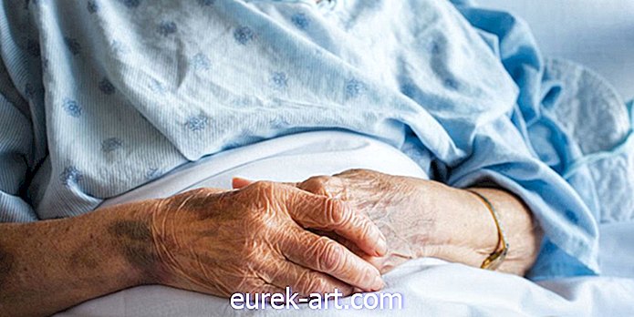 特別養護老人ホーム労働者は患者を虐待し、屈辱的な写真をオンラインで投稿している