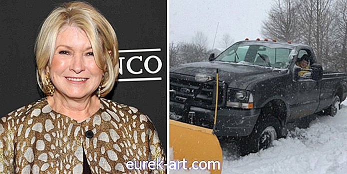 Martha Stewart vừa tiết lộ rằng cô ấy tự mình cày tuyết