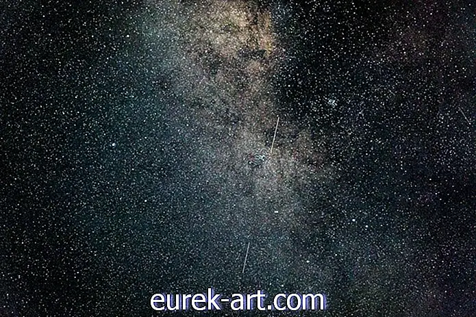 9 satriecoši sirreāli Lyrid Meteor Dušas fotoattēli