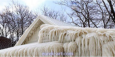 Tento dům na břehu jezera Ontario je zmrzlá pevná látka