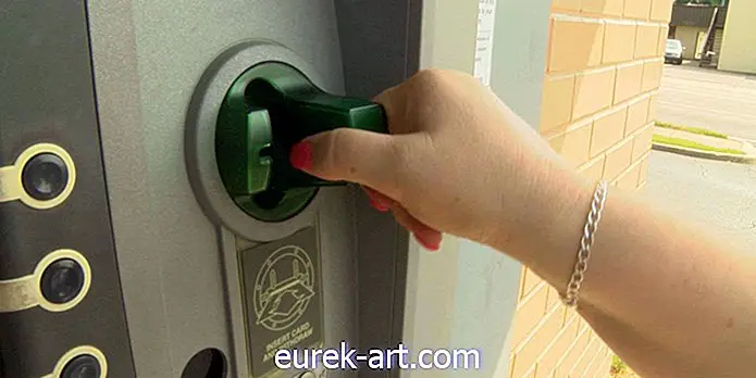 Voici comment repérer un skimmer de carte de crédit à une pompe à essence ou à un guichet automatique