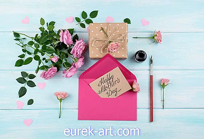20+ γλυκά μηνύματα για να γράψετε στην κάρτα ημέρας της μητέρας της