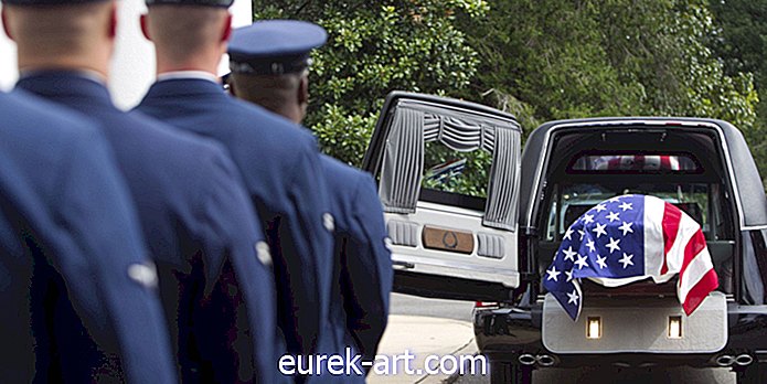 Um veterano marinho morreu sem nenhum membro da família para enterrá-lo - mas então 1.000 estranhos apareceram em seu funeral