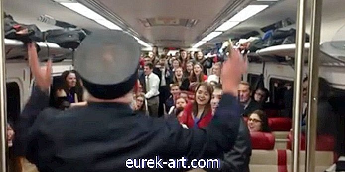 Посмотрите, как этот Glee Club отправляется в рождественские колядки на переполненном поезде