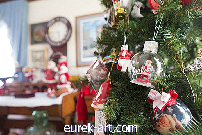 Ta en titt inne i dette hjemmet pakket med nostalgiske Coca-Cola Christmas Collectibles