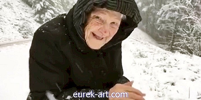 Stebėkite šį 101 metų patirtį „Grynas džiaugsmas“, kai ji vaidina sniege