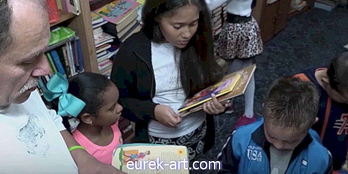 Ten Garbage Collector pobiera książki, które ludzie dali dzieciom o niskich dochodach
