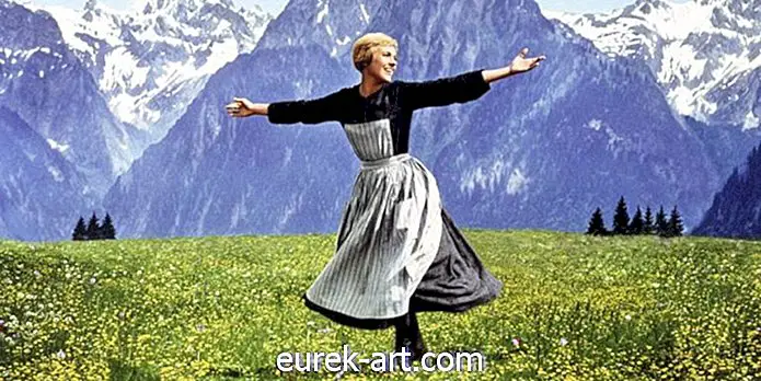 전원 생활 - 줄리 앤드류스 (Julie Andrews)는 '음악의 소리'에서 상징적 인 초원 장면을 촬영 한 방법을 밝힙니다.