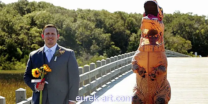 Невеста сюрприз мужа, показывая до свадьбы в костюме T-Rex