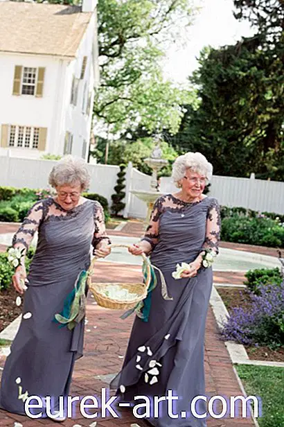 Las abuelas de este novio y la novia se unieron para ser las mejores niñas de flores del mundo
