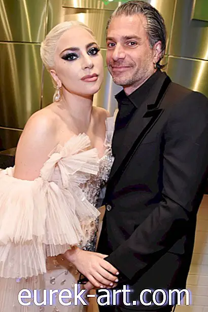 Lady Gaga는 LA에서 오디오 엔지니어 Daniel Horton과 키스하는 모습을 보았습니다.