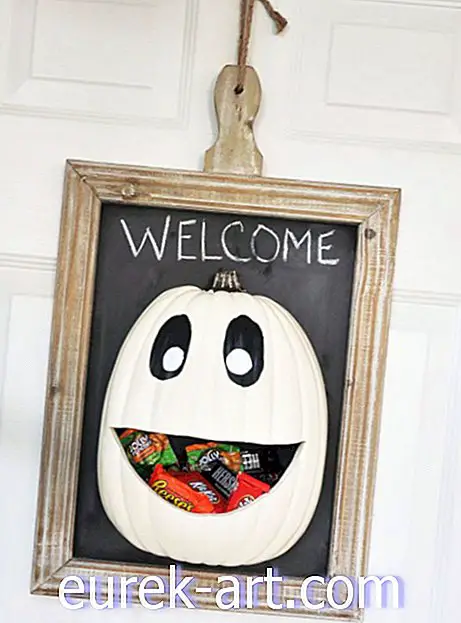 dự án thủ công & tự làm - Móc treo cửa bí ngô này là cách dễ thương nhất để phát kẹo Halloween