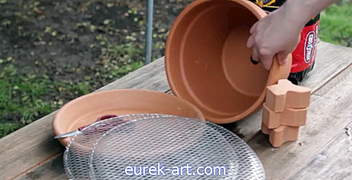 A Terrakotta edényt konvertálja mini barbecue grillgévé az on-the-go grillezéshez