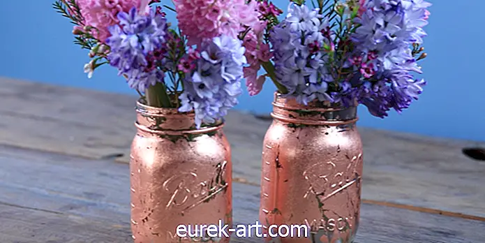 Hur man gör en Shabby-Chic Gold Leaf Mason Jar Vase