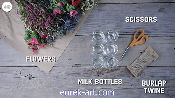 Како лако направити средишњи део помоћу млечних боца, цвећа и врпци