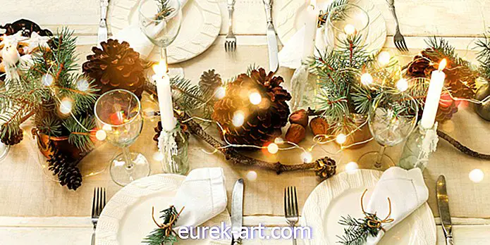 43 Gražūs kalėdinio stalo nustatymai ir papuošalai