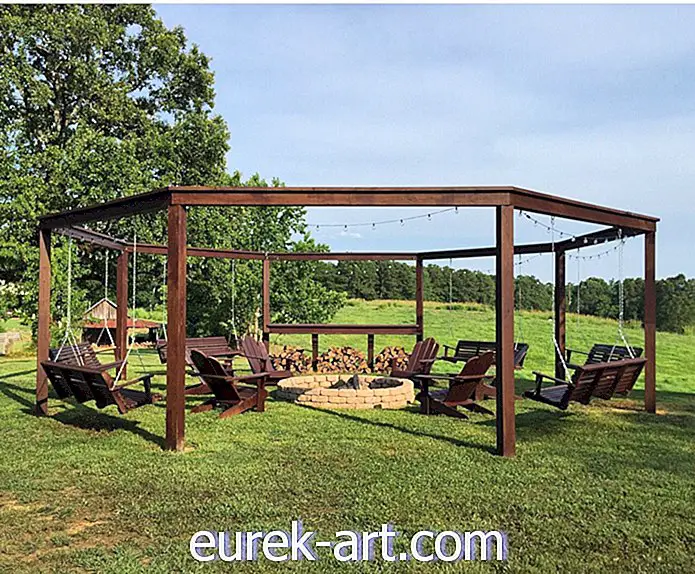 Αυτό το DIY Backyard Pergola είναι το Ultimate Summer Hangout Spot