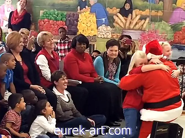 Sledujte, jak se tento voják obléká jako Santa a překvapí své děti