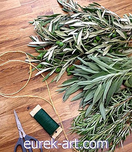 Come realizzare una splendida ghirlanda da tavolo con erbe e foglie di ulivo