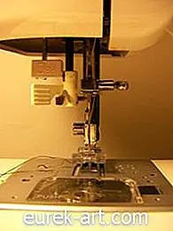 Как заменить шпульный колпачок в швейной машине 2517