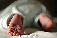 工芸 - インクで赤ちゃんの足跡を印刷する方法