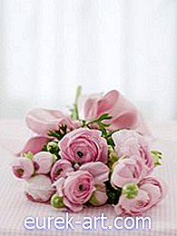 Как да си направим сватбен букет със слънчеви цветя с копринени цветя