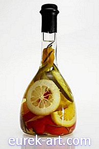Slik fyller du en flaske med frukt og grønnsaker i olje til dekorasjon