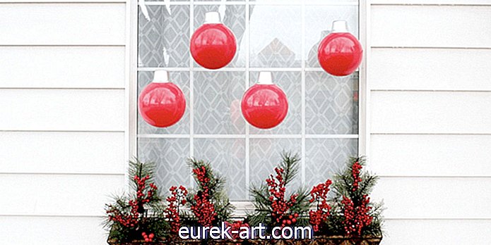 15 cele mai bune idei de decorare a ferestrei de Crăciun care nu sunt o „fâșie” de agățat
