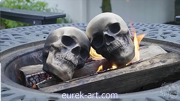 Ezek a 30 USD-es koponyanaplók a kandalló extra félelmetesé teszik a Halloweenot-díszítő ötletek