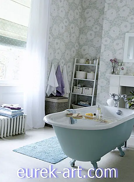 25 Kapryśnych sposobów dodania tapety łazienki