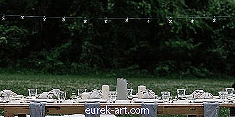 Hur man ställer in ett enkelt elegant bord för ett sommarmiddagsfest