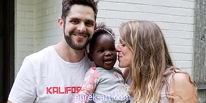 Tomas Rhettas ir jo žmona Lauren Akins atveda namo dukrą Willa Gray