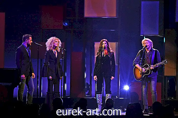 divertimento - I CMA Awards hanno pagato un commovente omaggio musicale a Glen Campbell