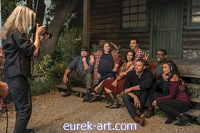 Karakterer "Dette er oss" kommer sammen for sjeldent, multigenerasjonalt foto ved Pearson Cabin