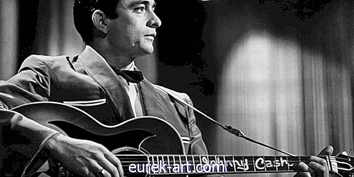 sự giải trí - XEM: Nhạc sĩ đường phố này nghe giống hệt Johnny Cash