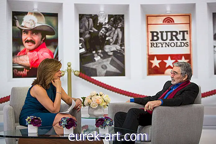 Burt Reynolds selittää omituisia kommentteja, joita hän teki Hoda Kotbista ja Sally Fieldistä "Tänään"