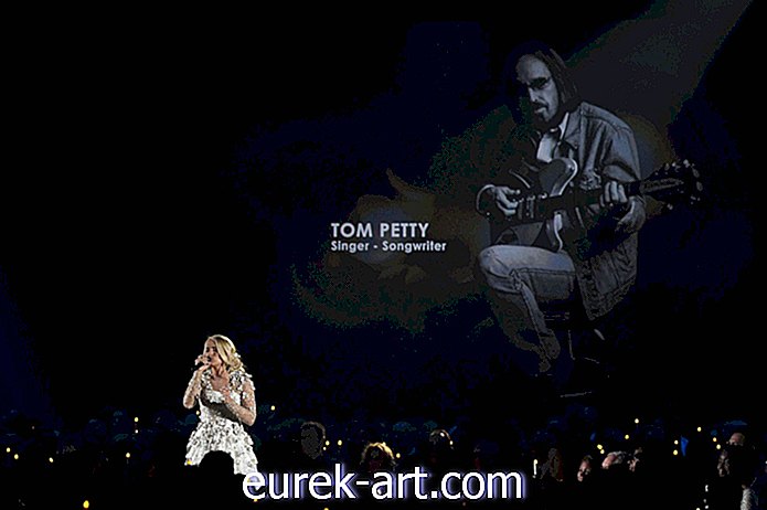 Carrie Underwood tiesiog pristatė labiausiai judantį prisiminimų spektaklį CMA