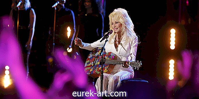 zabava - Dolly Parton je presenetila žrtev požara v Tennesseeju z dodatnih 5000 dolarjev