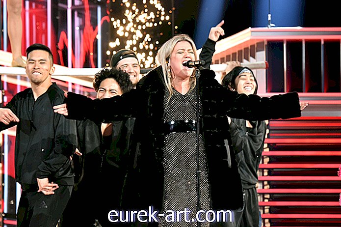 การบันเทิง - ผู้คนไม่สามารถเข้าร่วม Billboard Awards Medley ของ Kelly Clarkson ได้